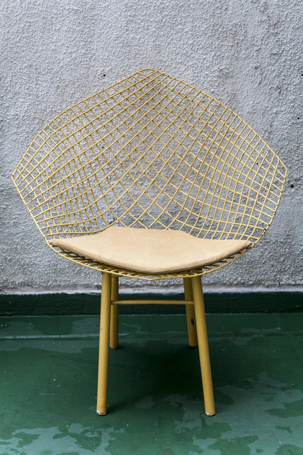 3 vintage garden armchairs in yellow with a mesh design, in a relaxing outdoor setting
