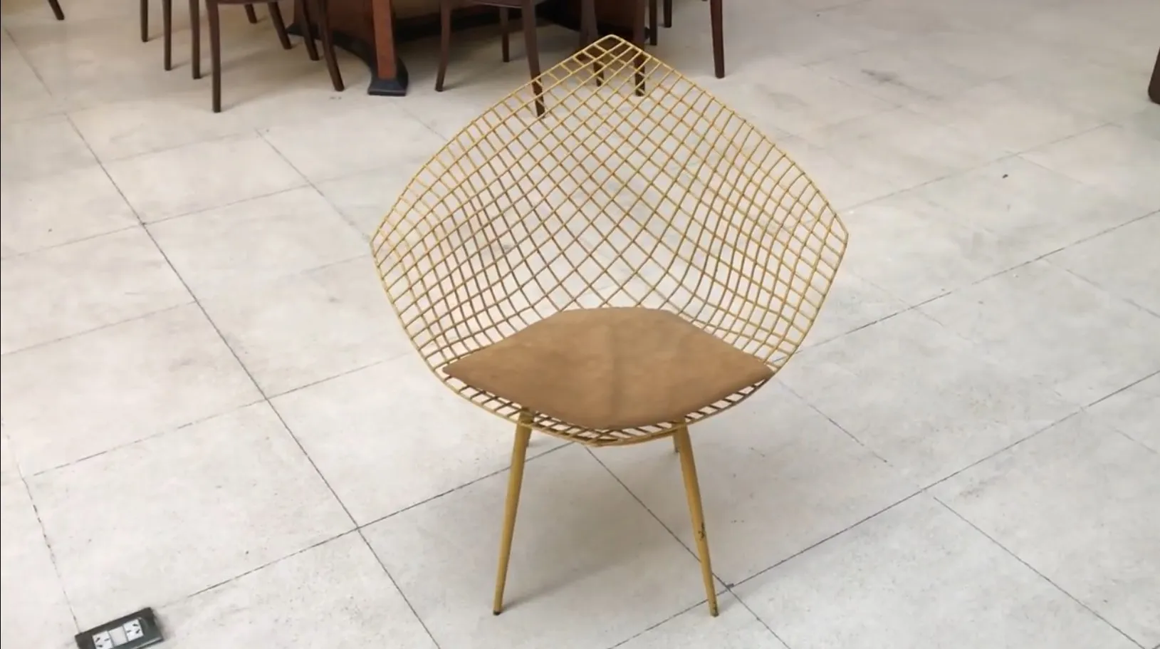 Trois fauteuils de jardin antiques dans un cadre chaleureux