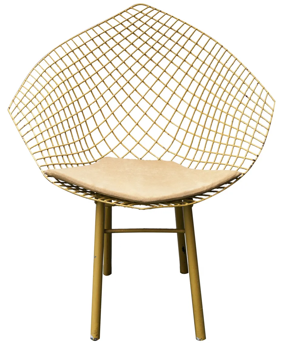 Três poltronas de jardim antigas com design de treliça e almofada clara, em um ambiente tranquilo.