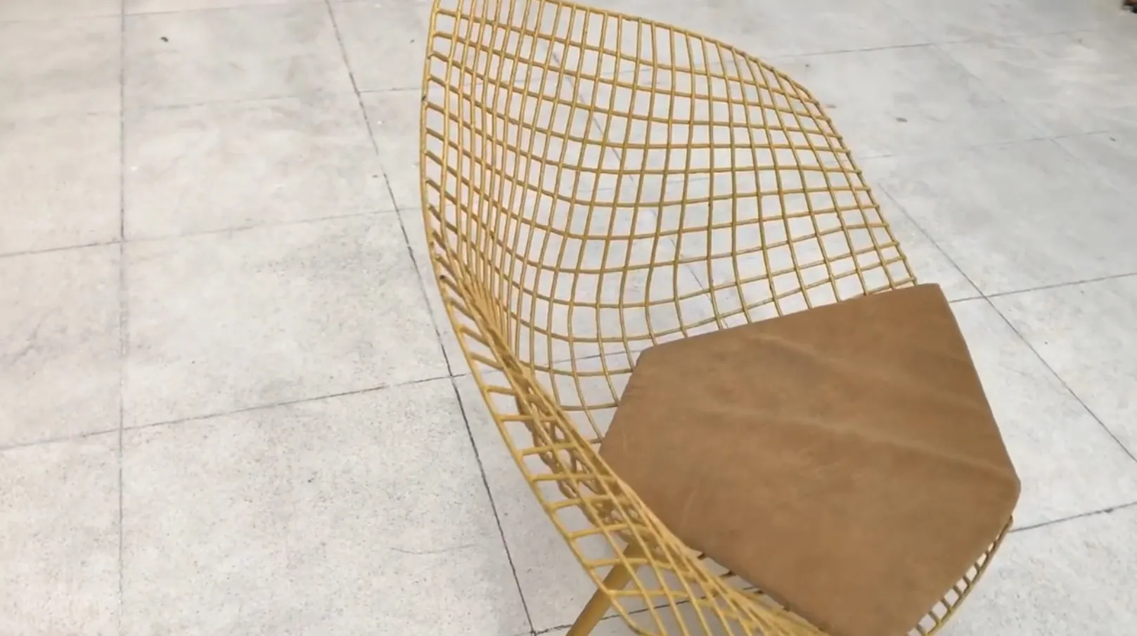 3 fauteuils de jardin anciens dans un cadre extérieur moderne