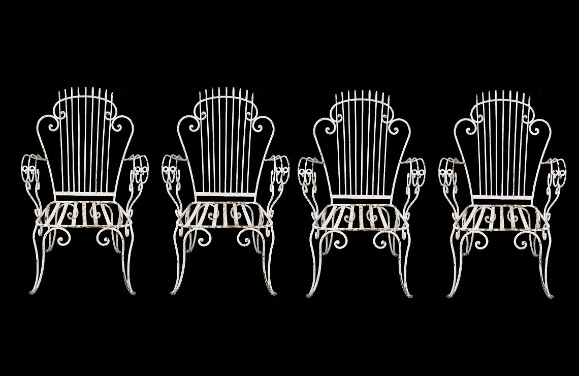 Quatre fauteuils de jardin anciens sur fond noir