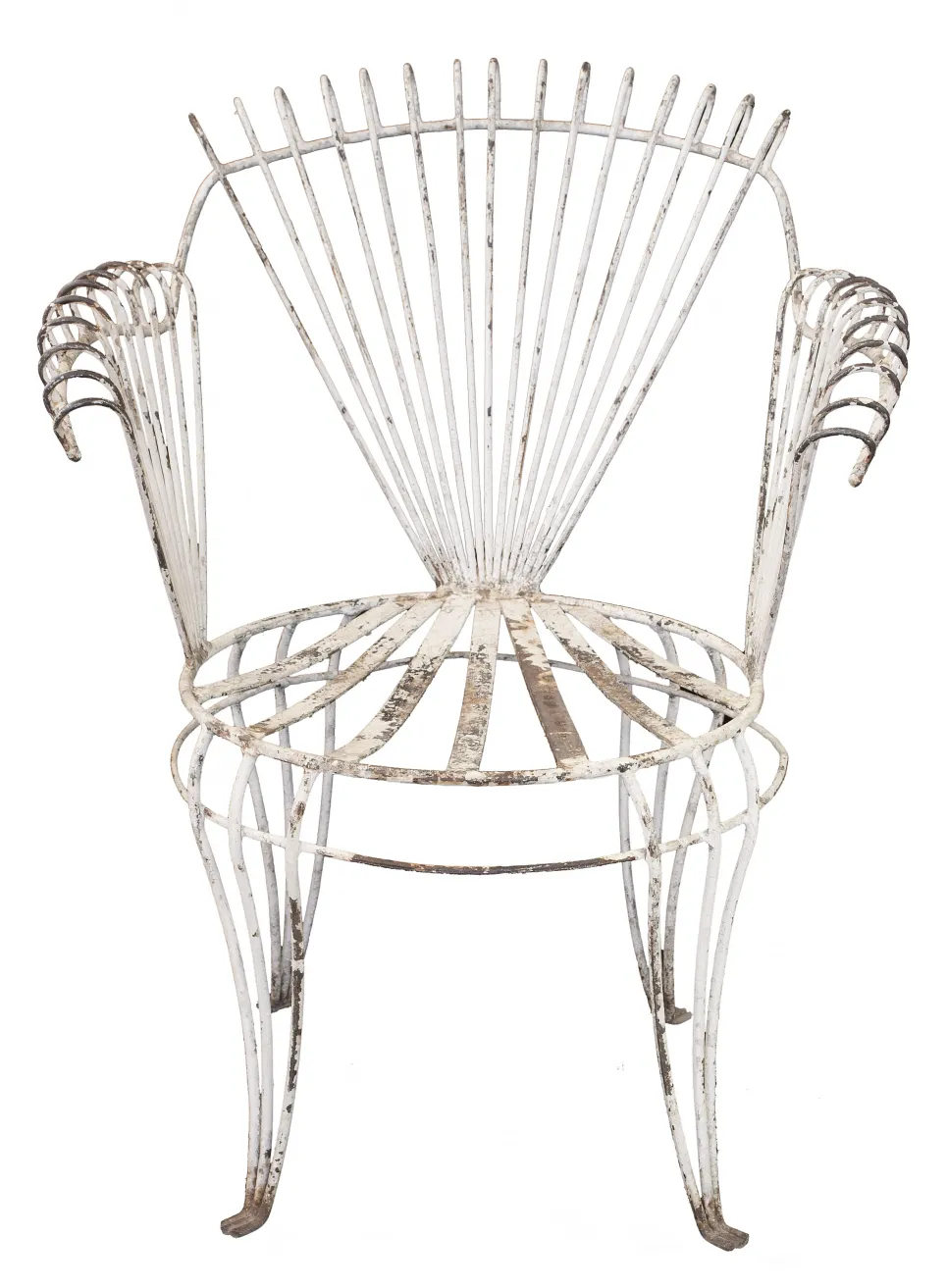 Vista de 4 sillones de jardín antiguos en un entorno verde.