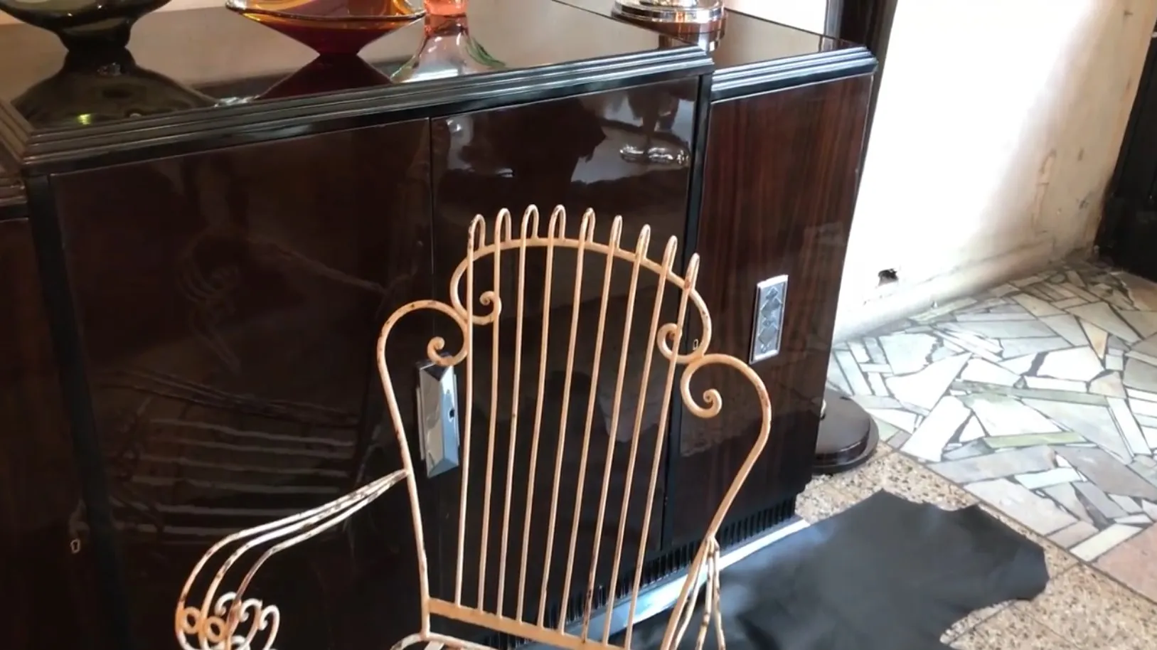 4 poltronas de jardim antigas em um ambiente decorativo