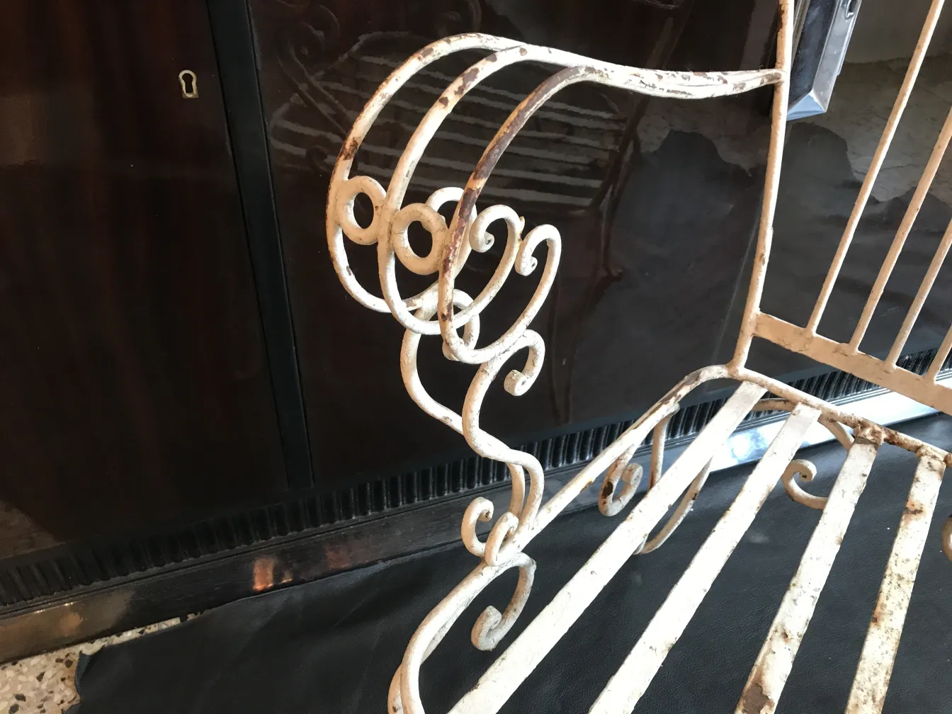 고대 정원 안락의자 장식 세부정보의 클로즈업