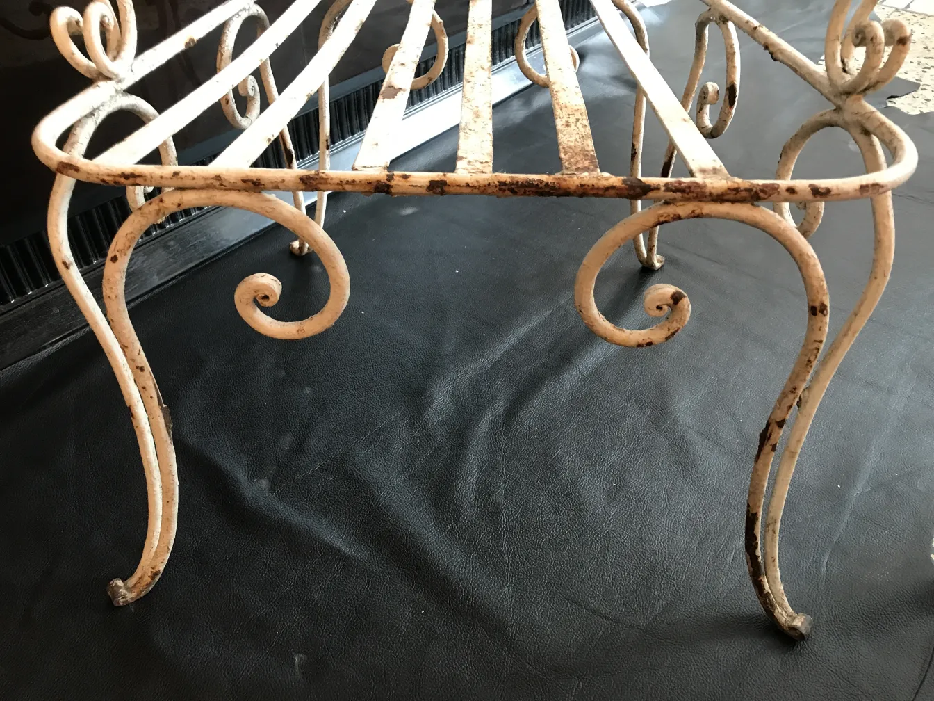 quattro poltrone da giardino antiche con gambe curve e design artigianale