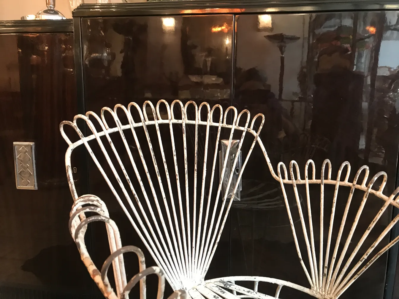 Quatre fauteuils de jardin anciens et décoratifs dans un cadre élégant.