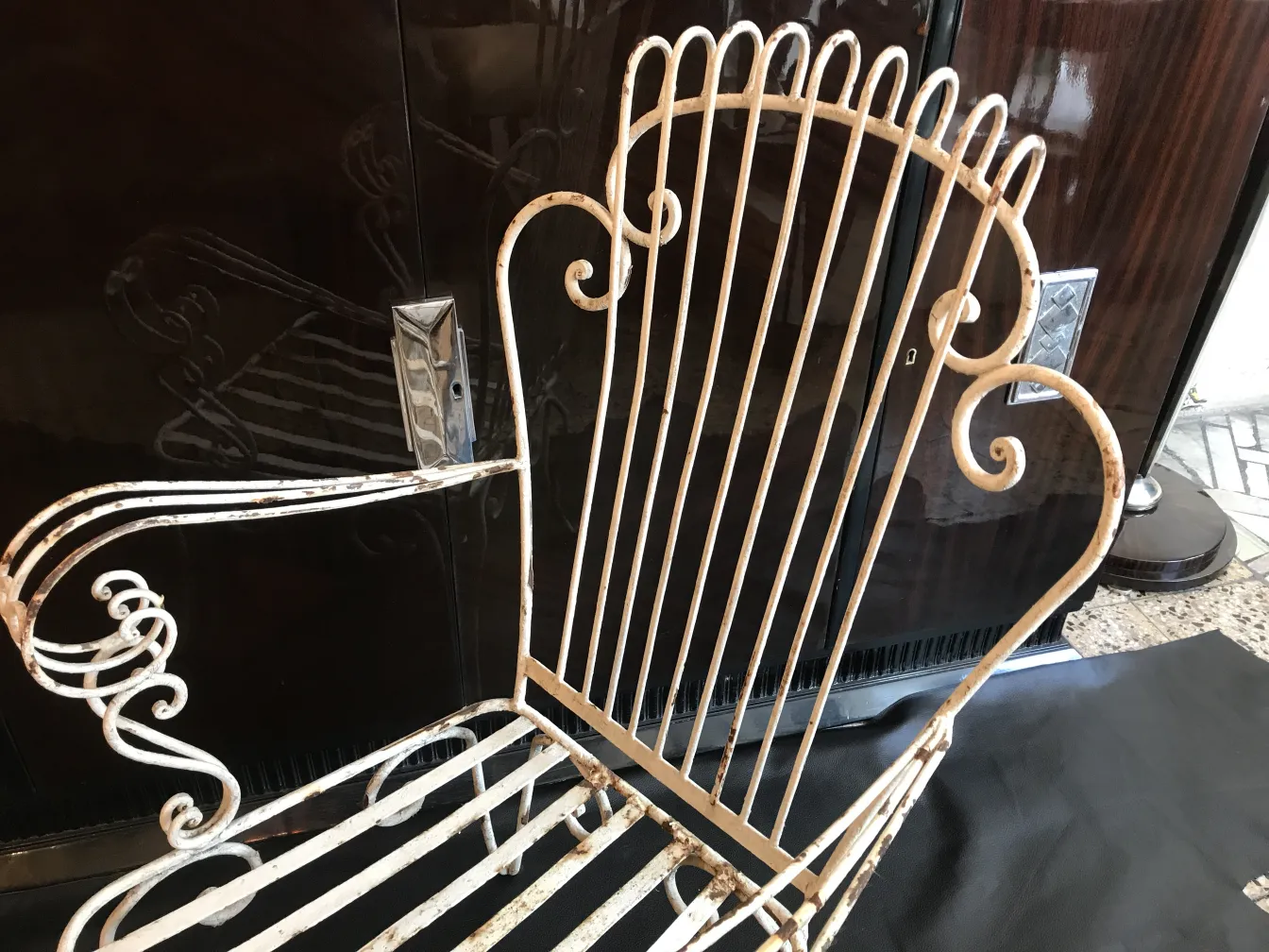 Quatre fauteuils de jardin anciens avec un design élégant, parfaits pour l'extérieur.