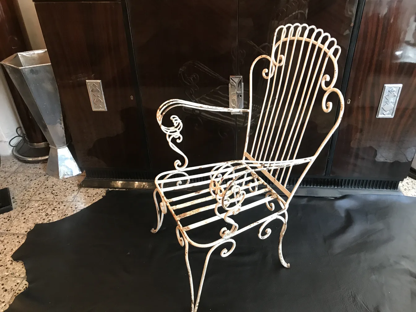 sillones de jardin antiguos con detalles curvos en un ambiente acogedor