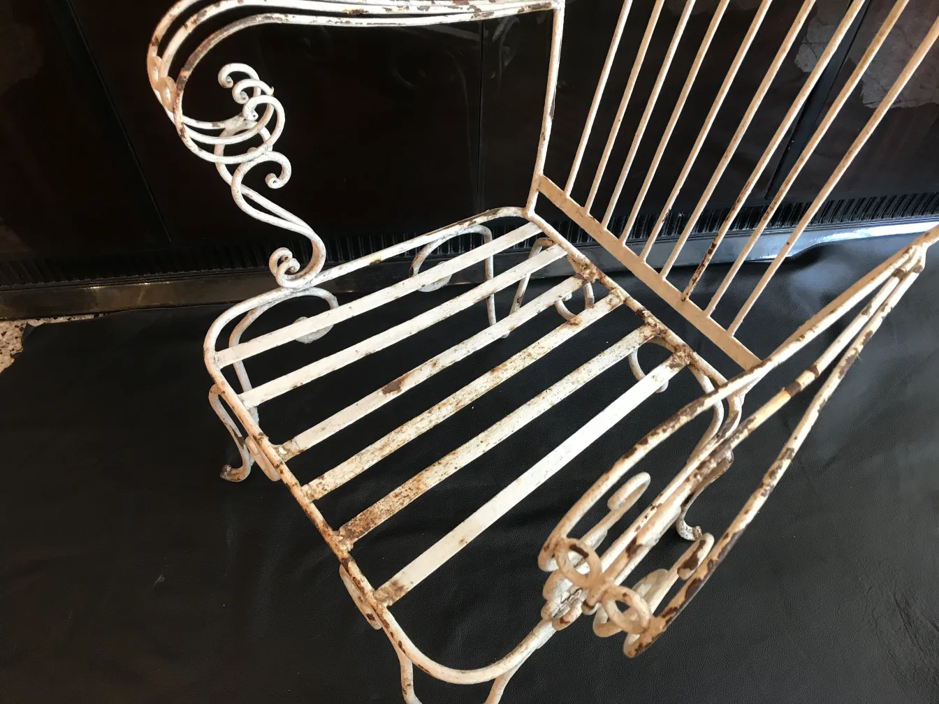 4 elegante antike Garten-Sessel in Weiß, mit schmiedeeisernen Verzierungen.