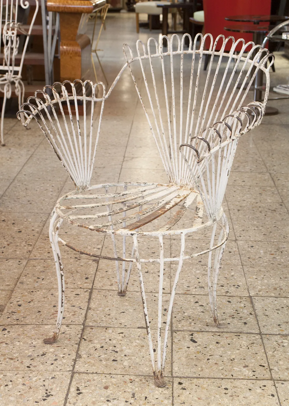 Ensemble de 4 fauteuils de jardin anciens dans un cadre