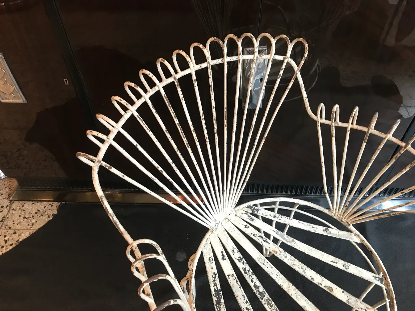 Vue détaillée de 4 fauteuils de jardin anciens, structure élégante