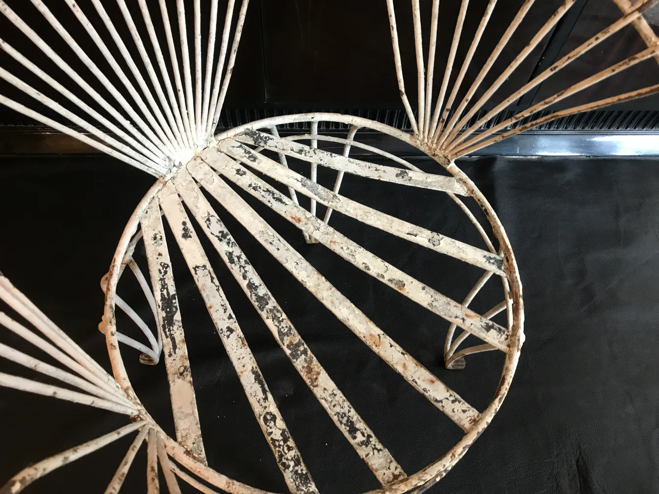 Ensemble de 4 fauteuils de jardin anciens avec un design distinctif