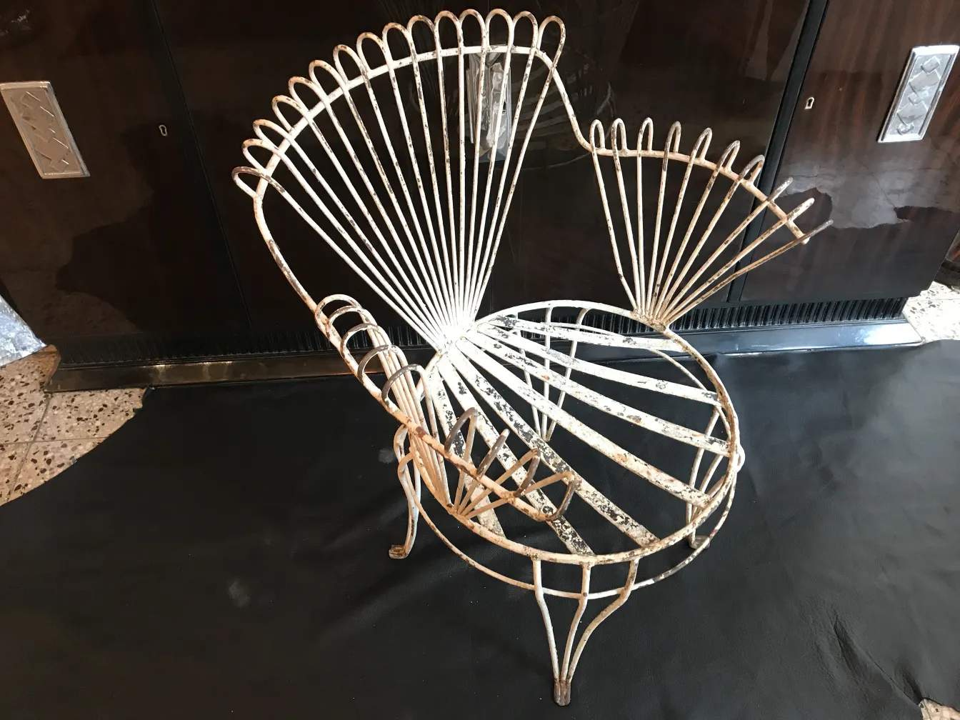 Cuatro sillones de jardín antiguos con diseño único, ideales para exteriores