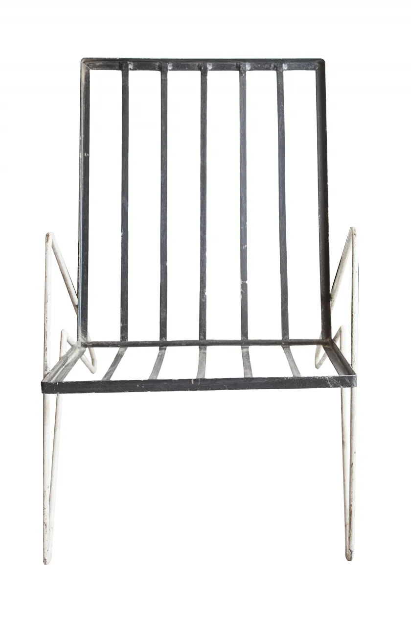 Vier antike Garten-Sessel mit klassischem Design im Freien.