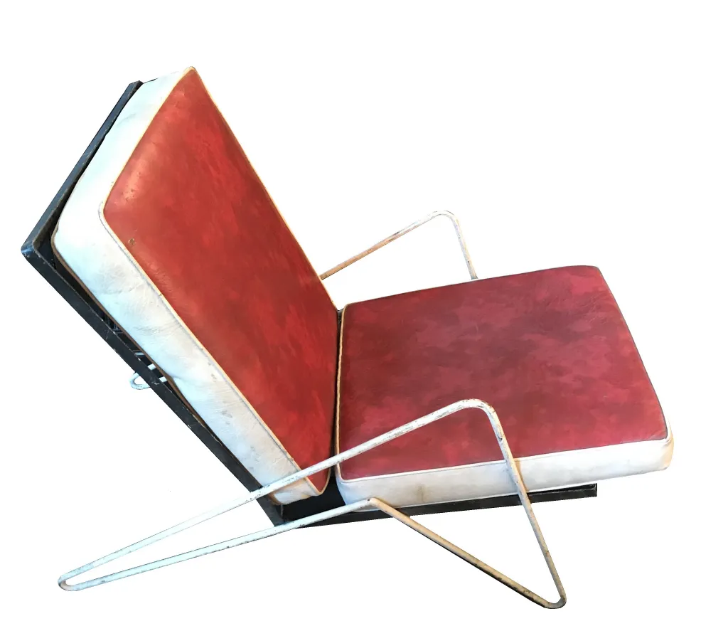 quatre fauteuils de jardin anciens avec des coussins rouges dans un cadre moderne