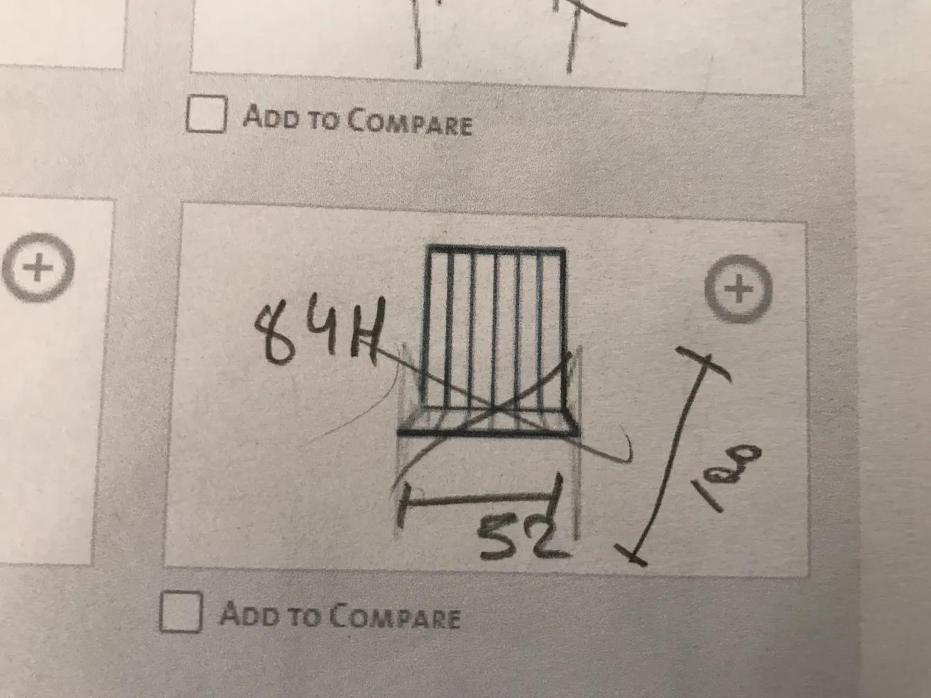 Vier Garten-Sessel mit ansprechend gestaltetem Design in einer grünen Umgebung.