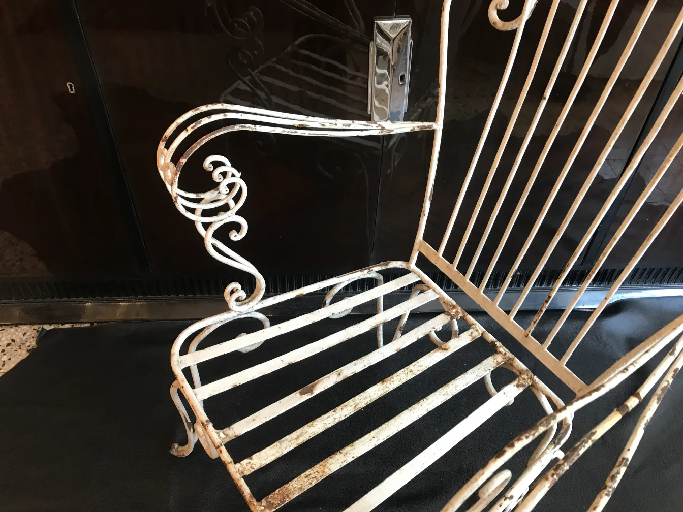 चार प्राचीन बगीचे की आरामकुर्सी जिसमें लोहे के विवरण शामिल हैं