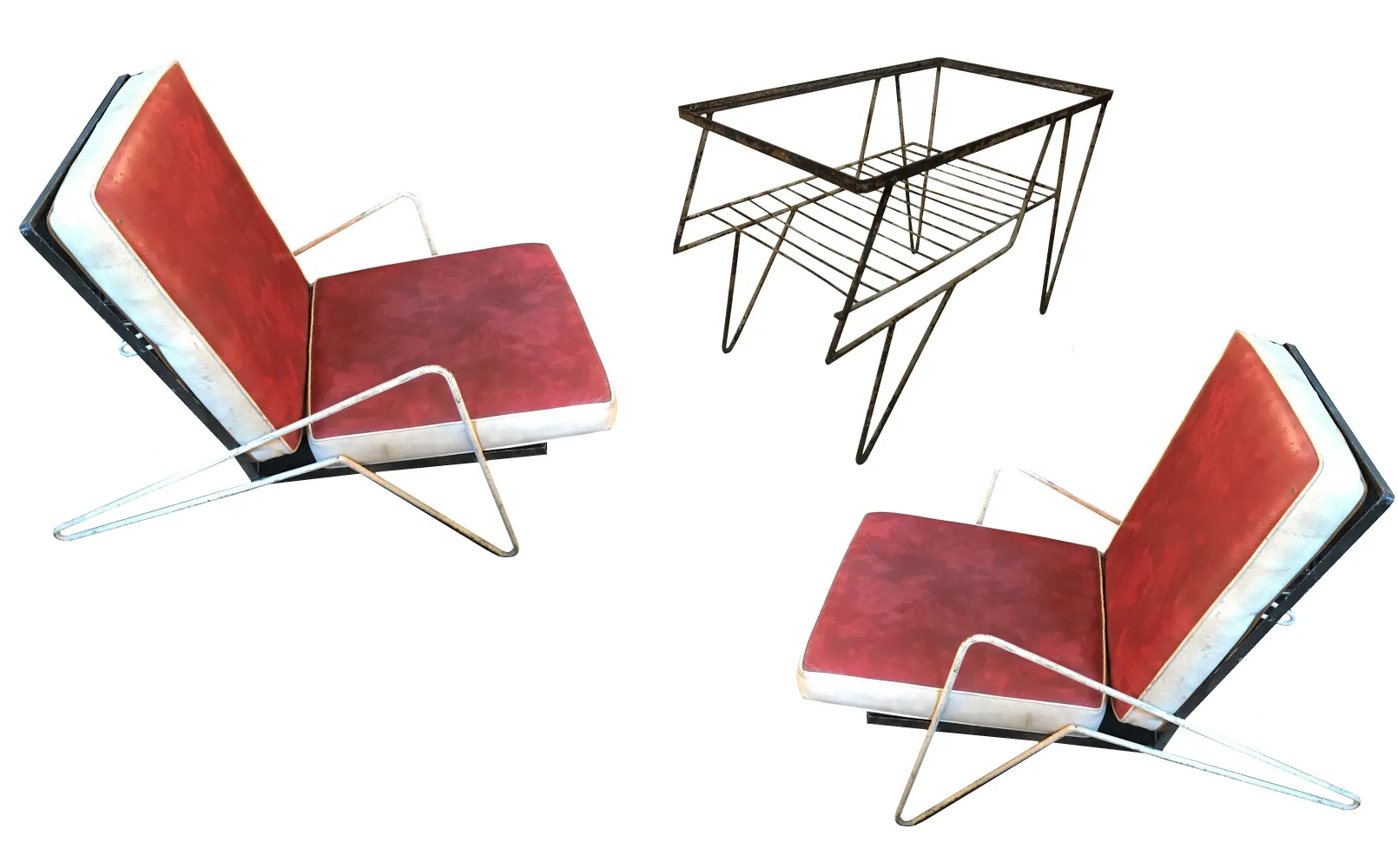 Cuatro sillones de jardín antiguos con cojines rojos y estructura metálica. Ideal para exteriores