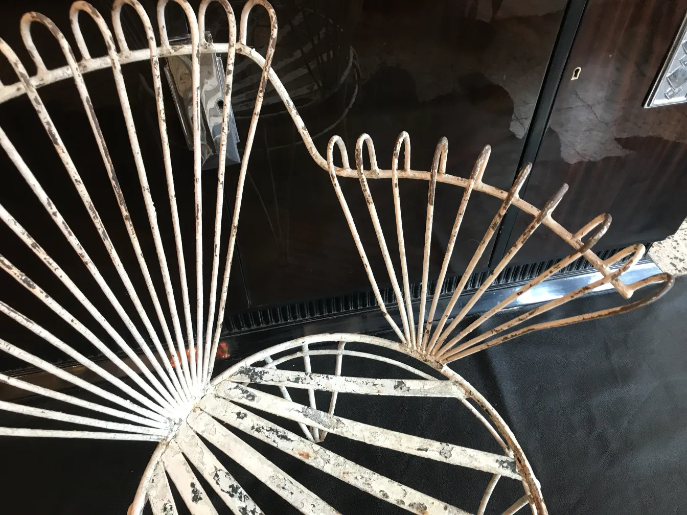 quatre fauteuils de jardin anciens au design unique, décoratifs et fonctionnels dans un cadre chaleureux