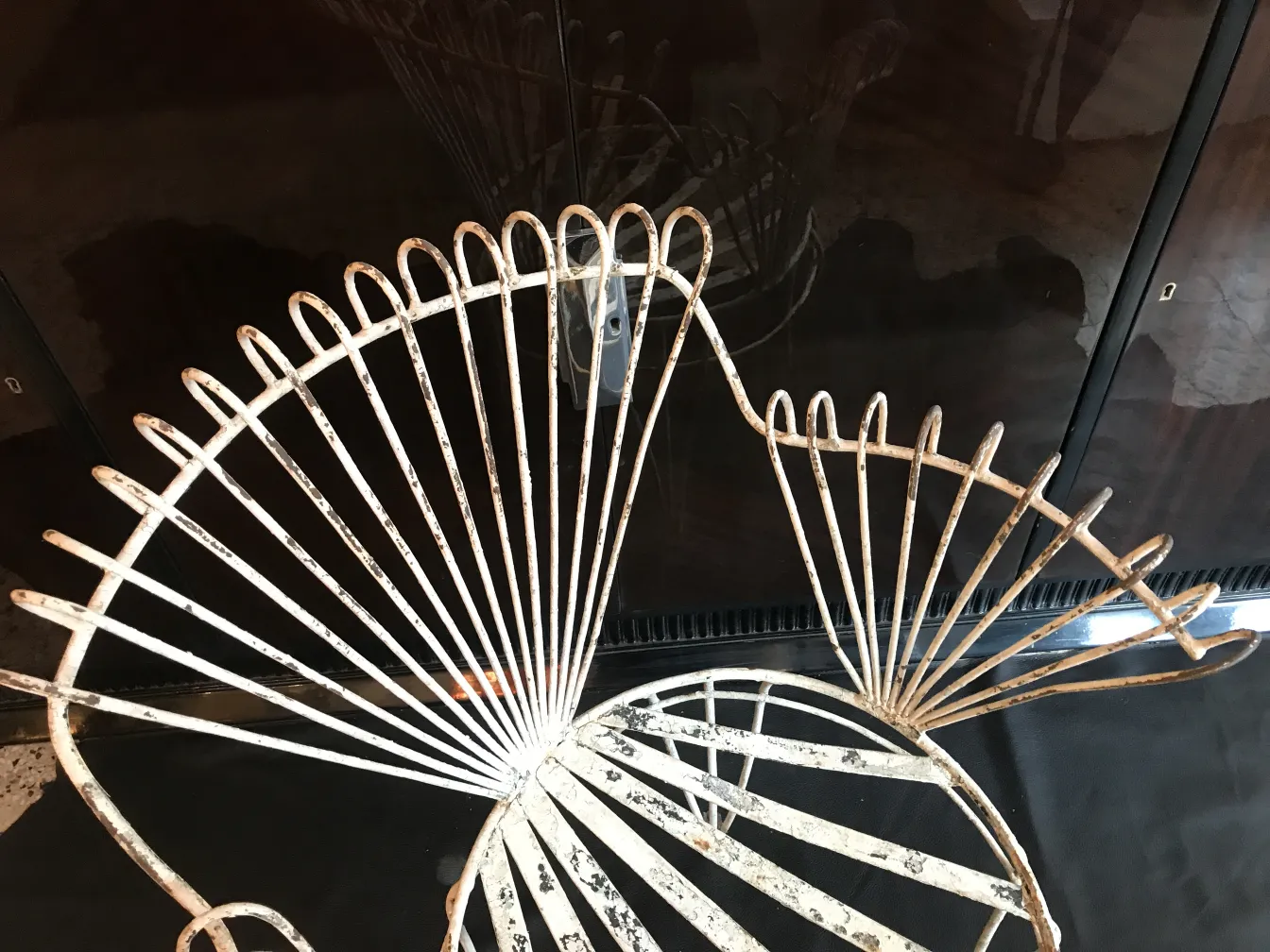 4 poltronas de jardim antigas com detalhes únicos e elegantes em um ambiente acolhedor