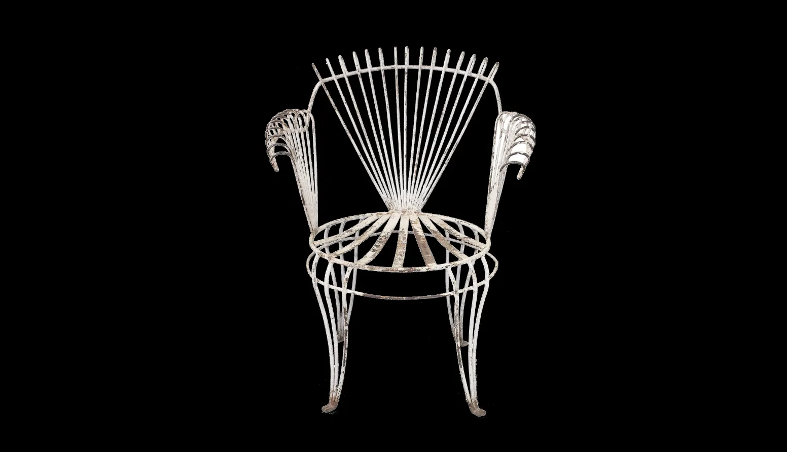Quatre fauteuils de jardin anciens avec un design artistique, dans un environnement élégant.