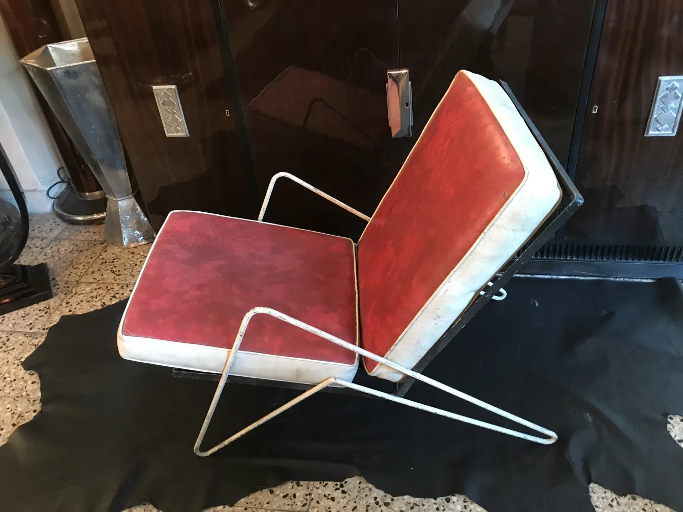 4 sillones de jardín antiguos con cojines rojos en un entorno elegante