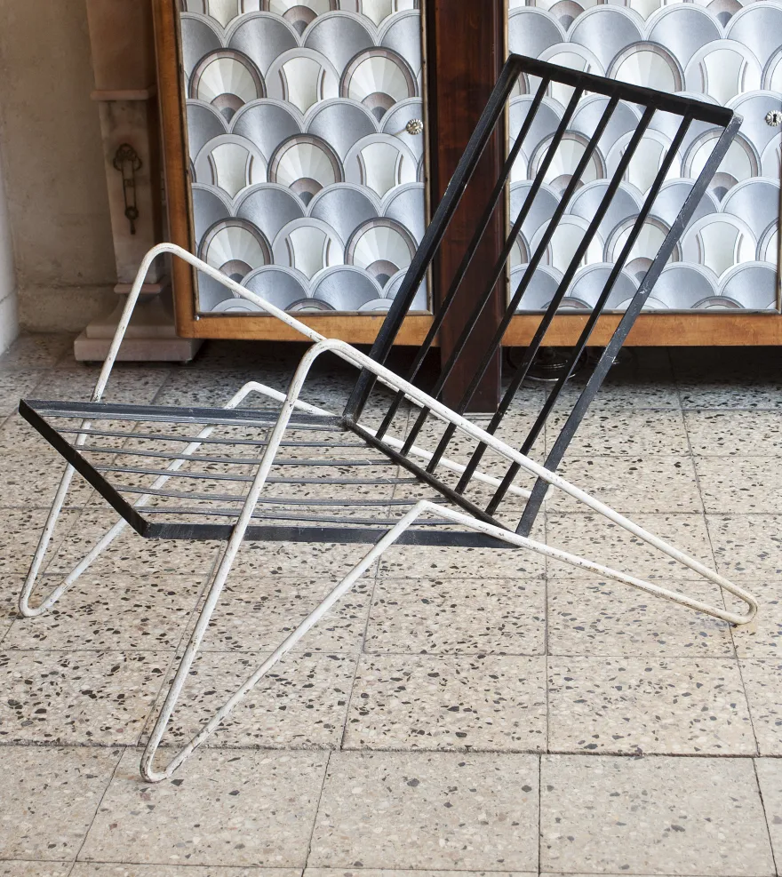 Poltronas de jardim antigas em um ambiente clássico, com design simples e elegante.