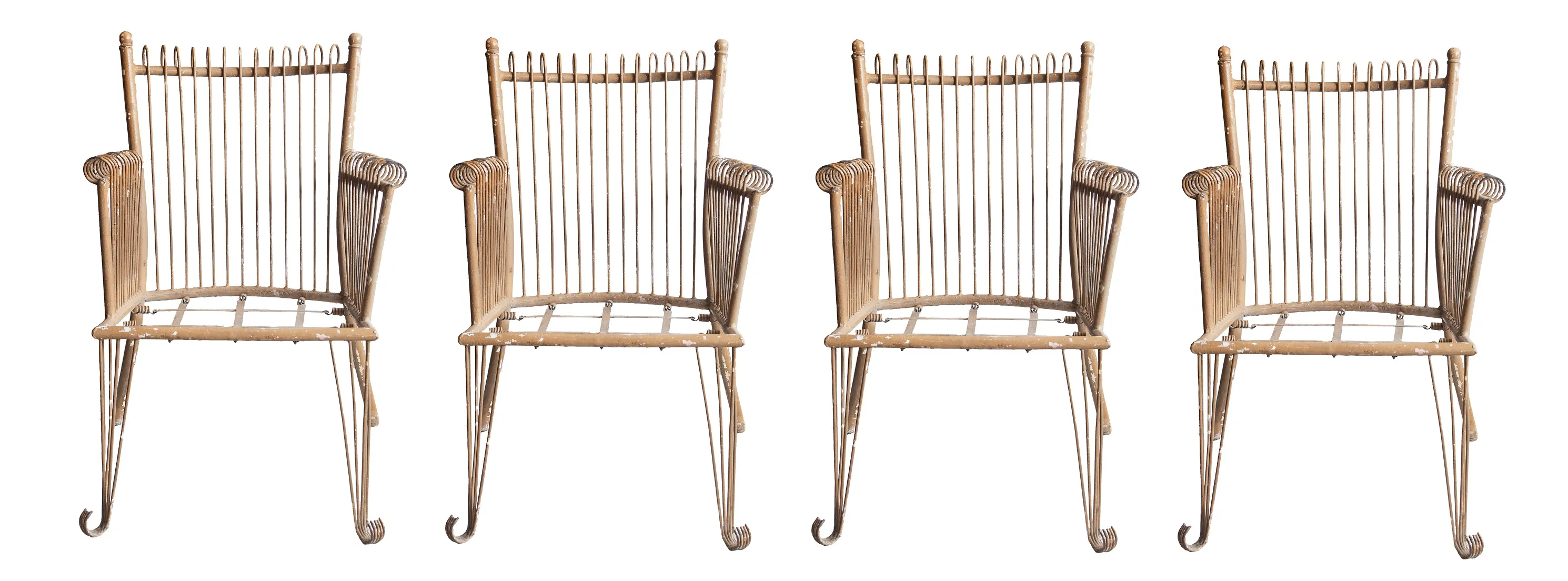 Cuatro elegantes sillones de jardín antiguos en un ambiente exterior