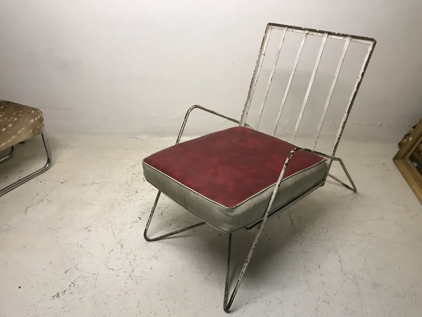 색상이 다양한 쿠션이 있는 오래된 정원 안락의자 4개가 편안한 분위기 속에