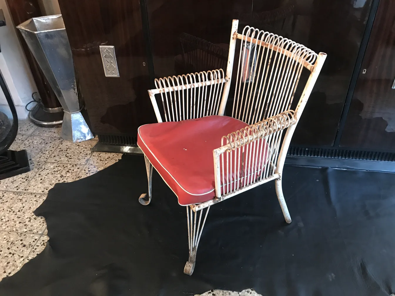 4 poltronas de jardim antigas com assento vermelho e design de varas metálicas