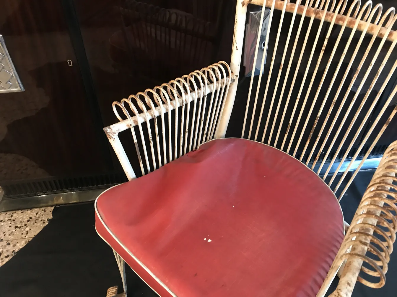 4 fauteuils de jardin anciens avec sièges rouges, design élégant