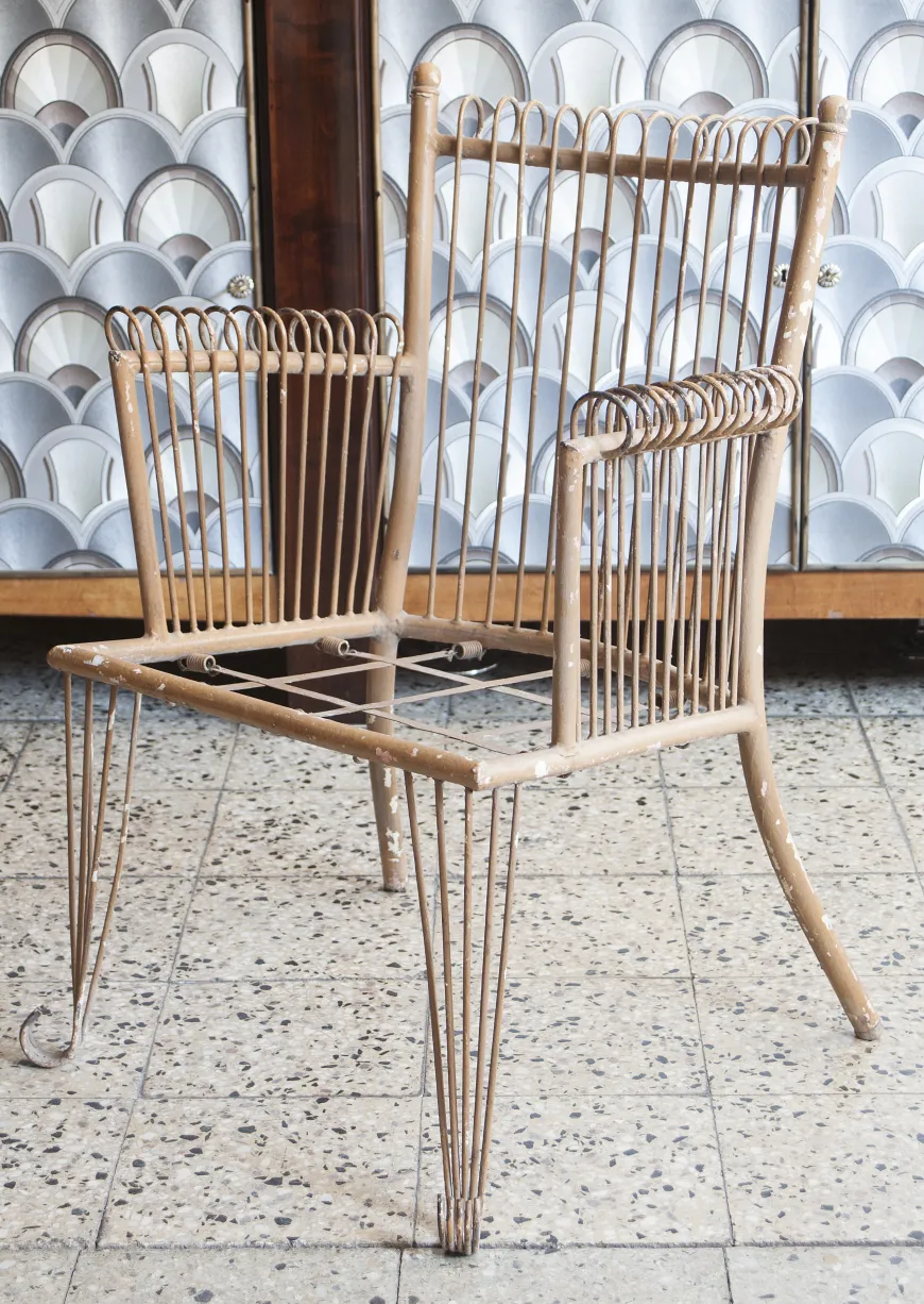 Poltronas de jardim antigas em um ambiente agradável