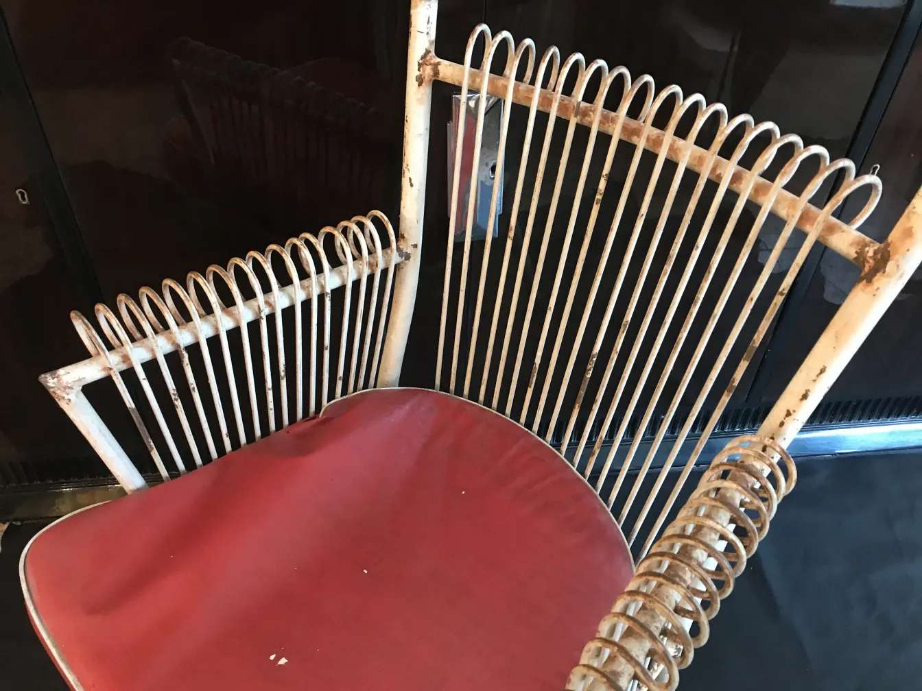 4 poltronas de jardim antigas com design clássico e cor vermelha, em ambiente acolhedor