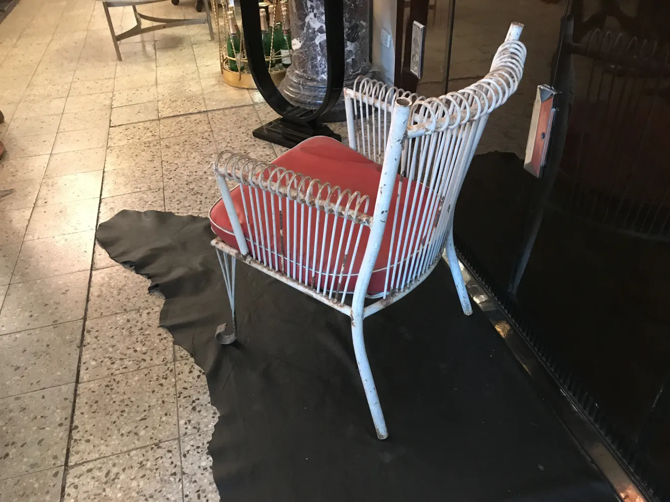 4 poltrone da giardino antiche con tappezzeria rossa e design elegante, in un contesto classico