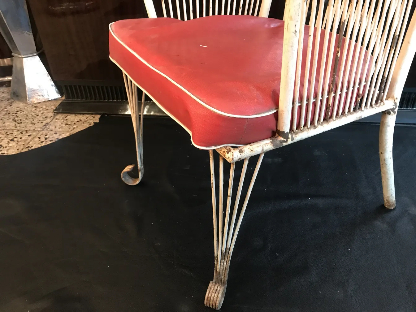 Cuatro sillones de jardín antiguos con cojín rojo