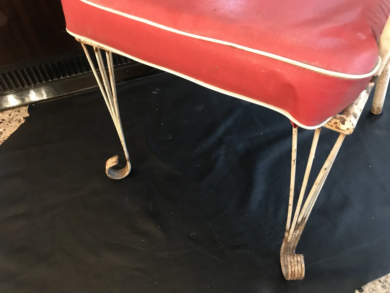 4 antike Garten-Sessel mit elegantem Design und roten Kissen in einer gemütlichen Umgebung.