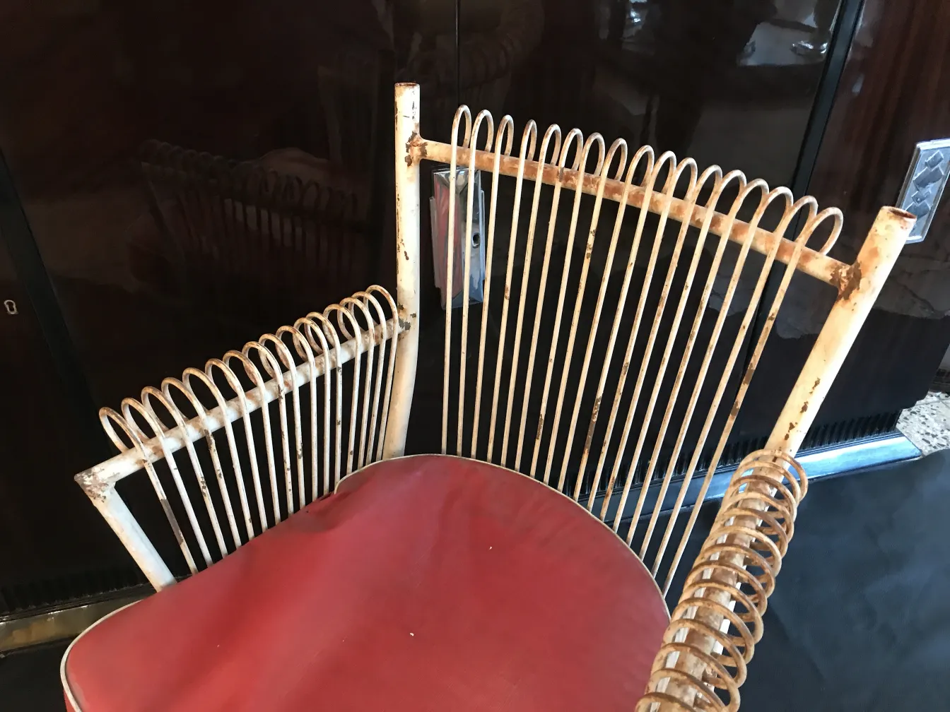 عرض 4 كراسي حديقة قديمة ذات تصميم فريد في بيئة مريحة.