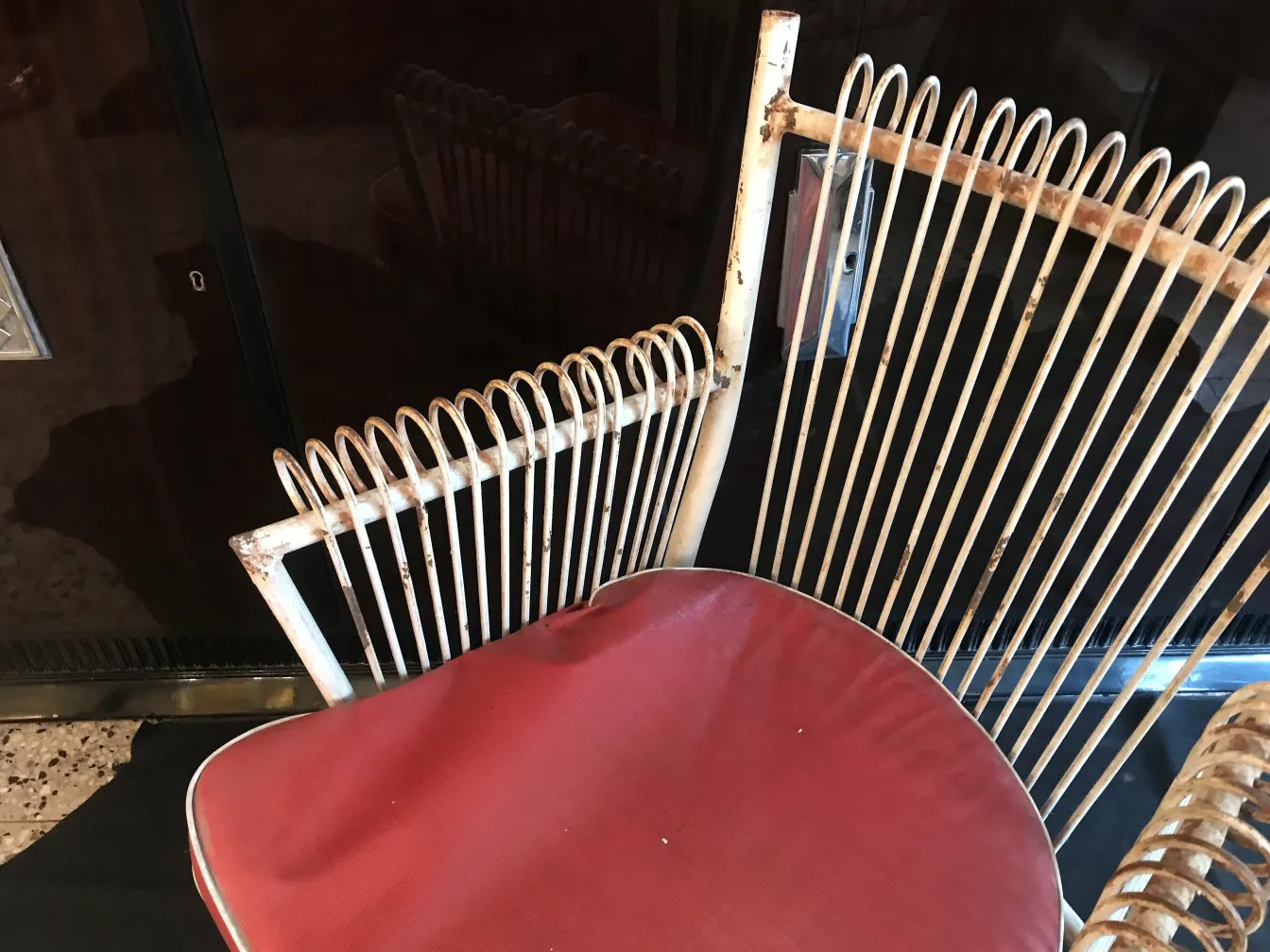 4 fauteuils de jardin anciens de couleur rouge et au design unique, faisant partie d'une ambiance conviviale