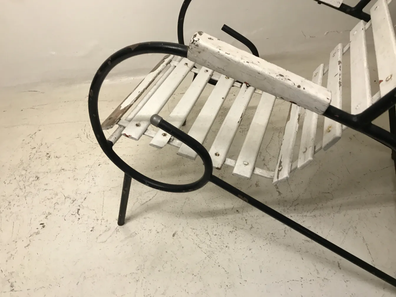 huit fauteuils de jardin antiques dans un cadre simple.