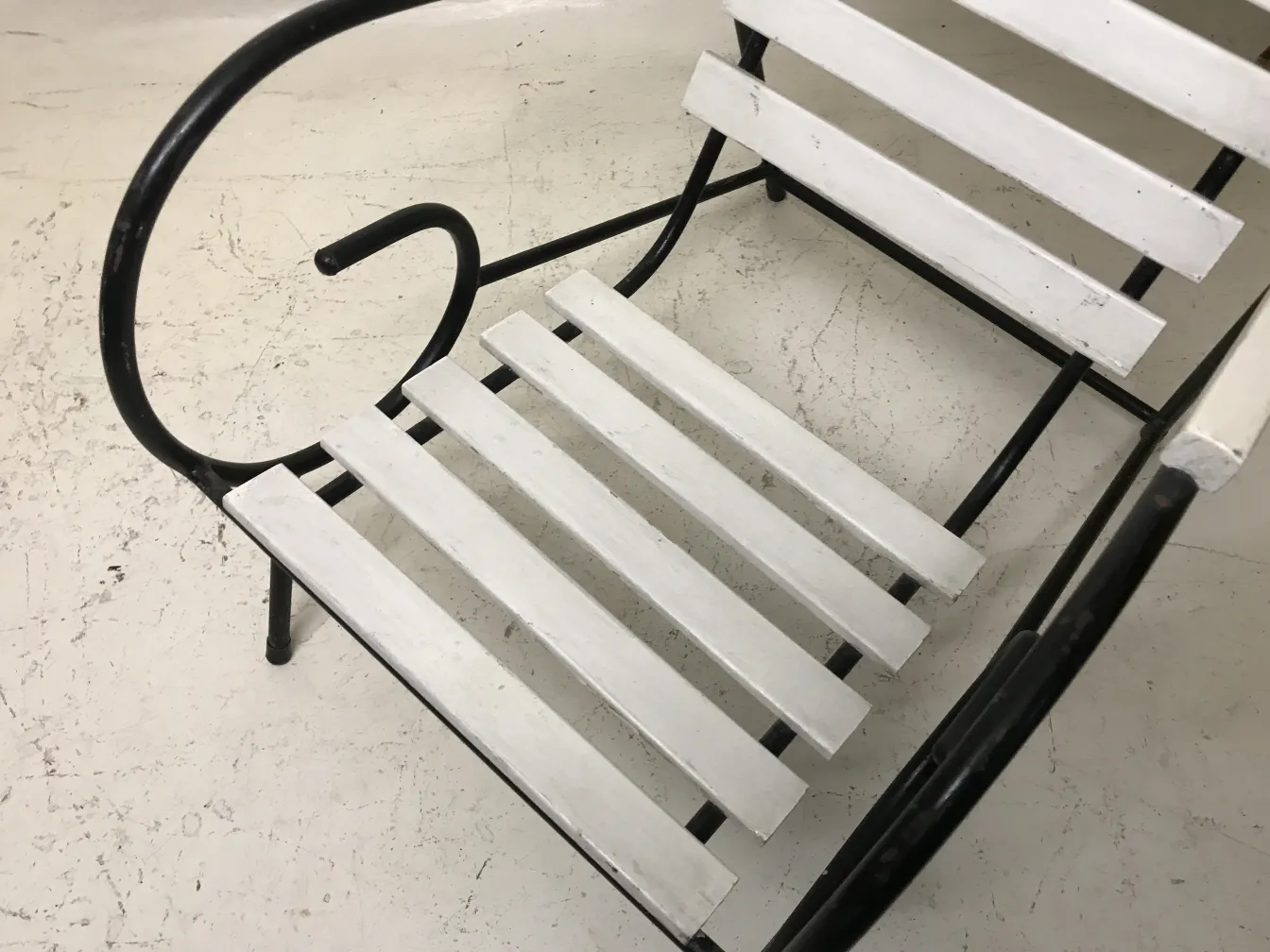 Vue de 8 fauteuils de jardin anciens avec design classique