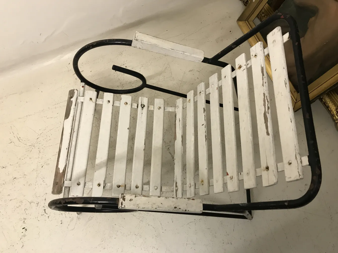 Vue de dessus de 8 fauteuils de jardin anciens en blanc et noir