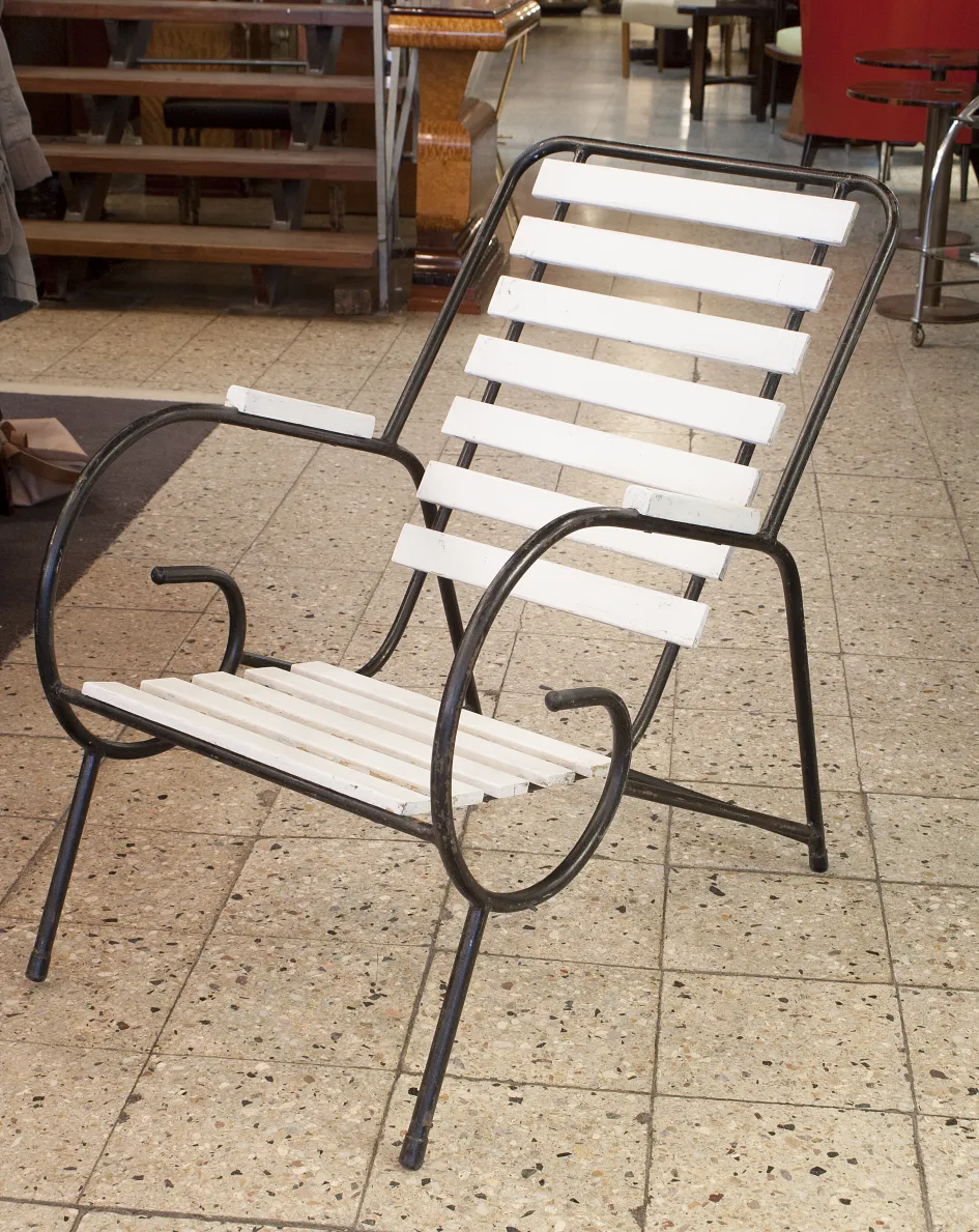 8 fauteuils de jardin anciens avec un design classique dans un cadre accueillant