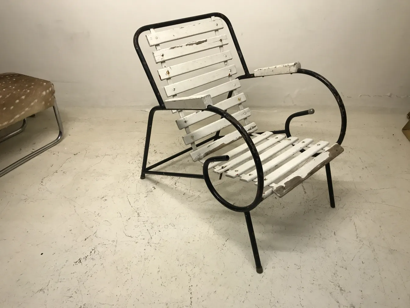 Antike Garten-Sessel mit einfachem Design in neutralem Ambiente