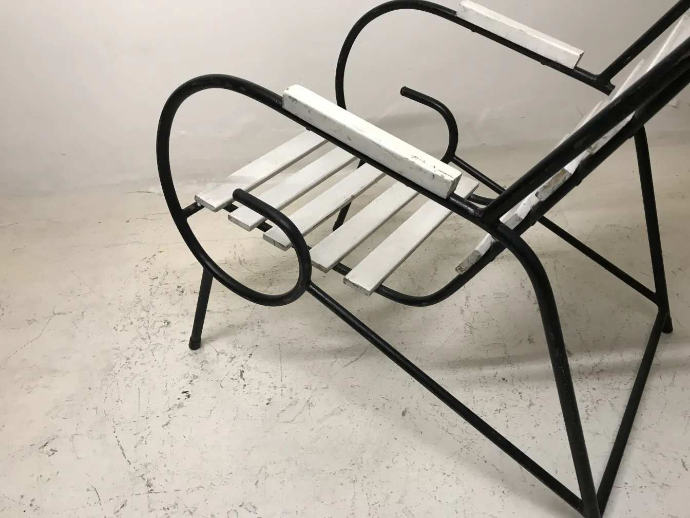 8 poltronas de jardim antigas com estrutura preta e ripas brancas. Ideais para ambientes externos.