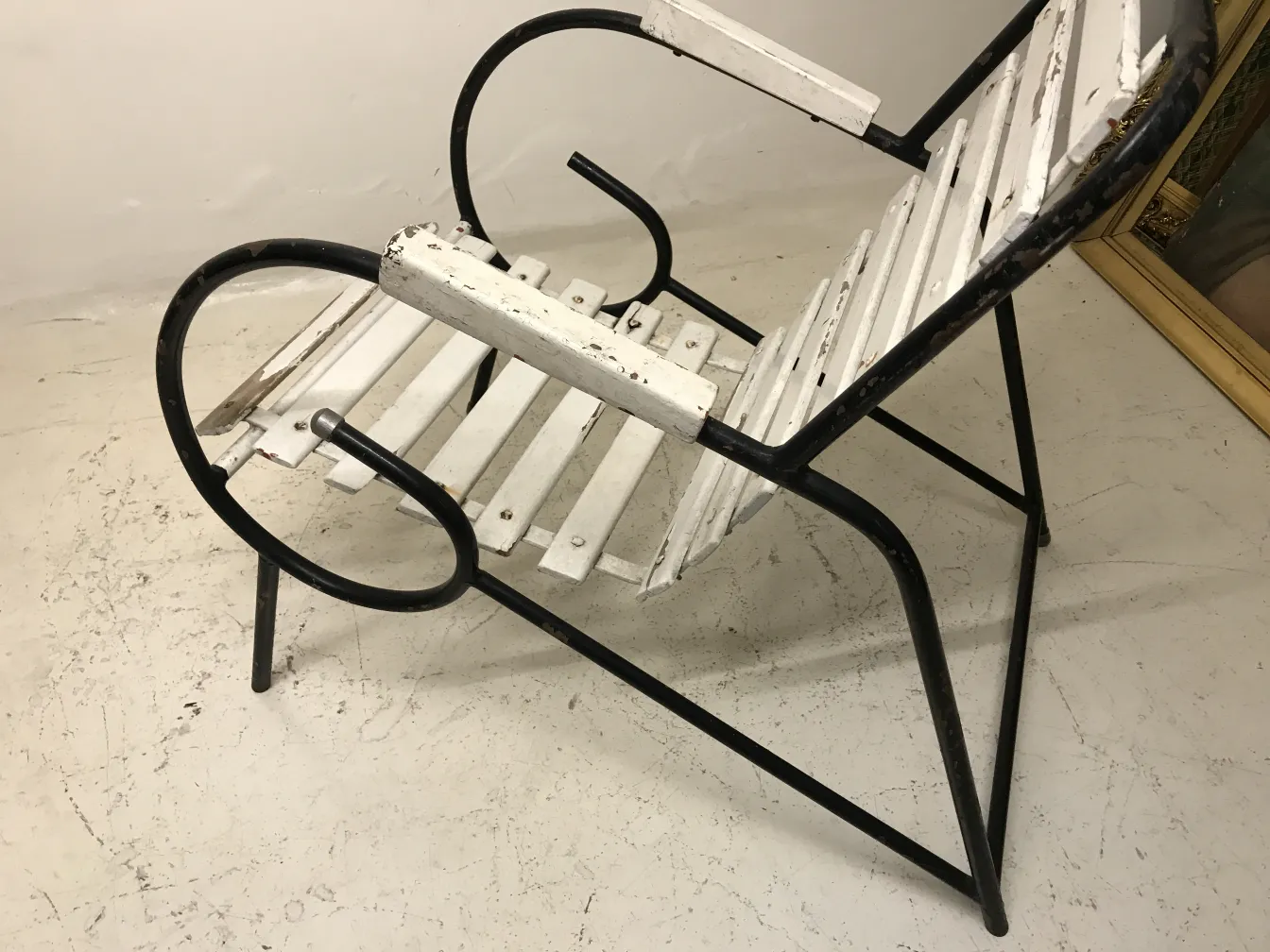 8 poltronas de jardim antigas em branco e preto, com design clássico, em um ambiente minimalista.