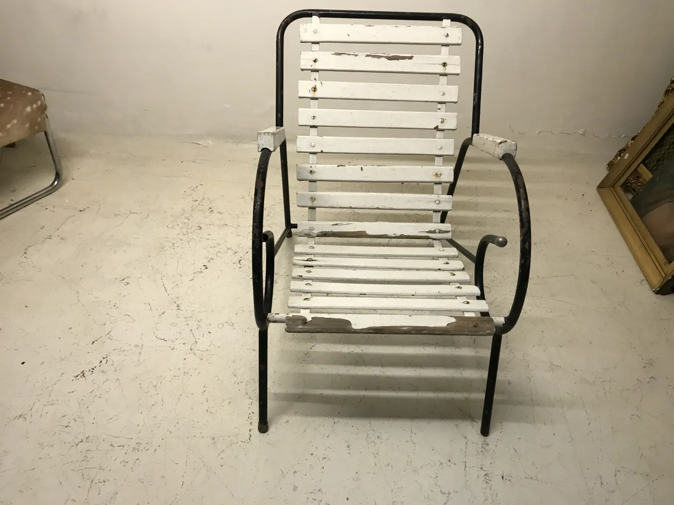 8 fauteuils de jardin anciens avec un design classique et attrayant dans un cadre détendu.