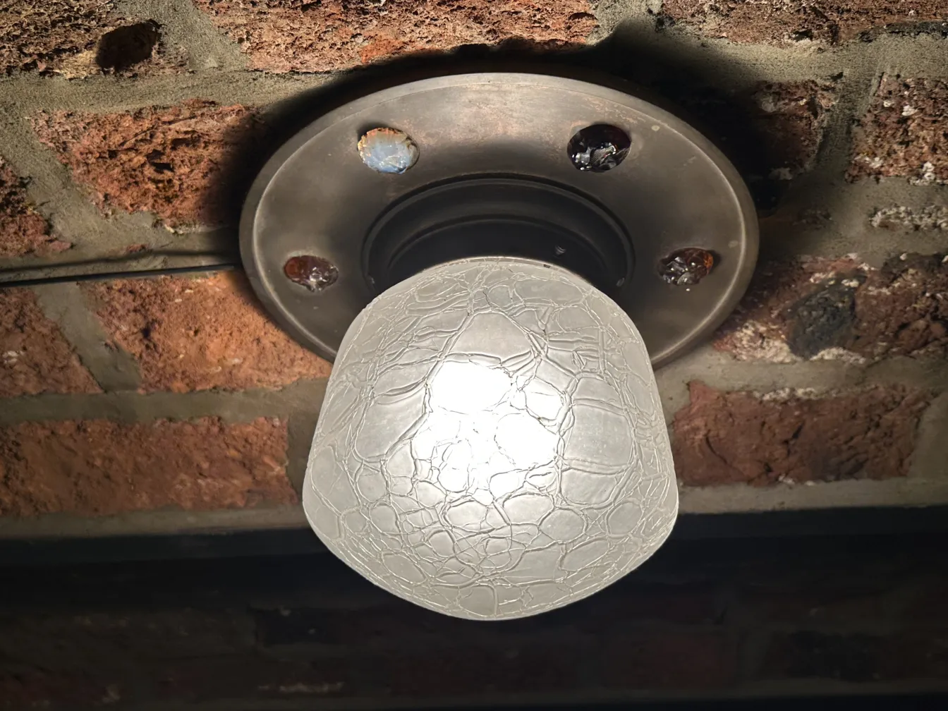 plafonnier ancien illuminant un cadre rustique