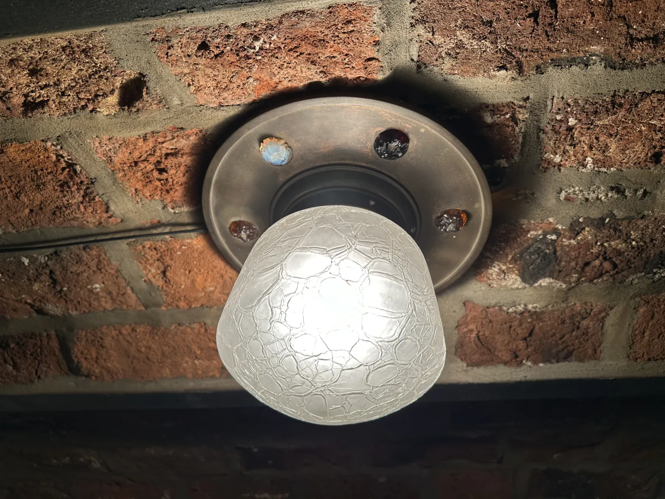 luz de teto antiga em teto de tijolo