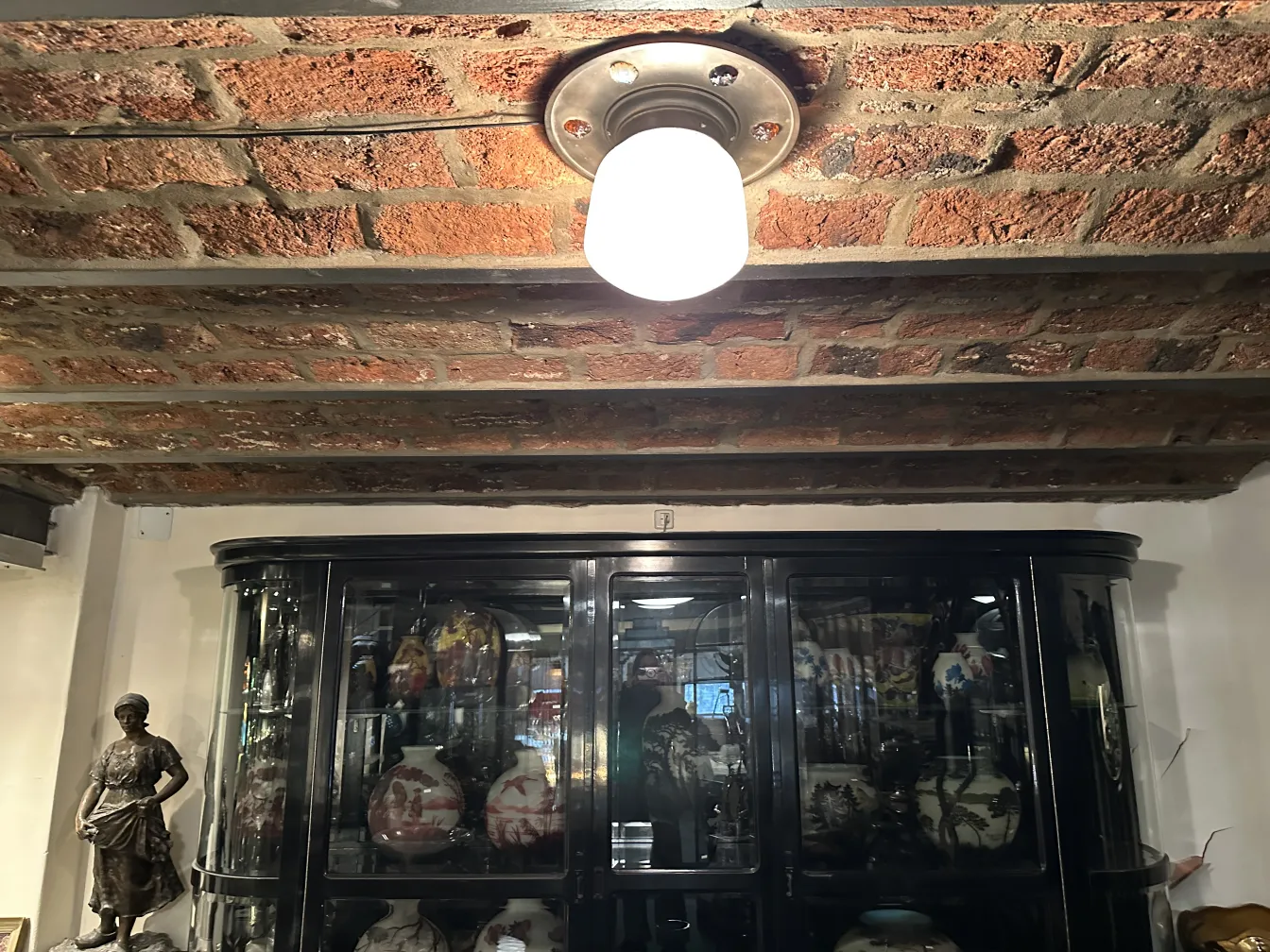 luz de teto antiga com design clássico e lâmpada brilhante