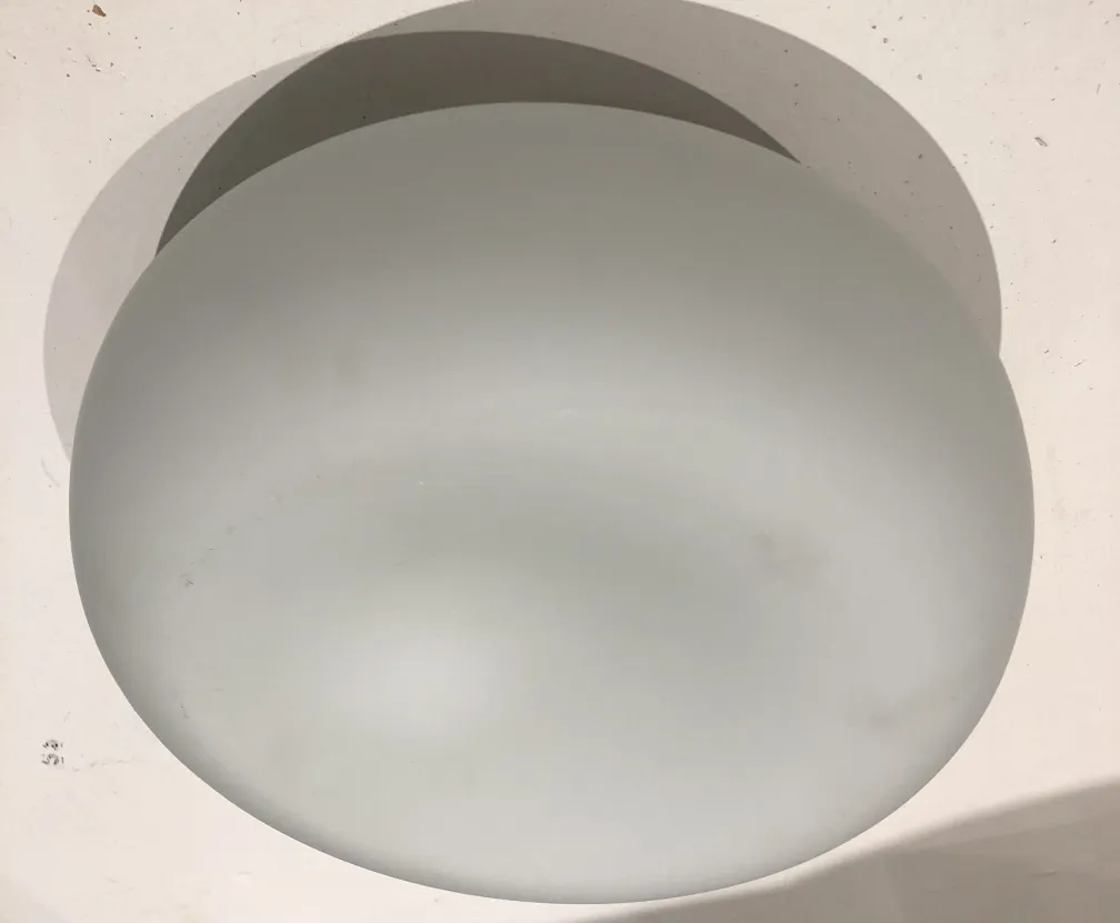 古老的圆形天花板灯，哑光白色